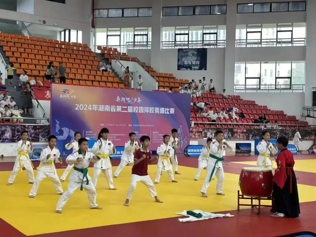 如何通过战术板改善篮球比赛中的防守策略_1